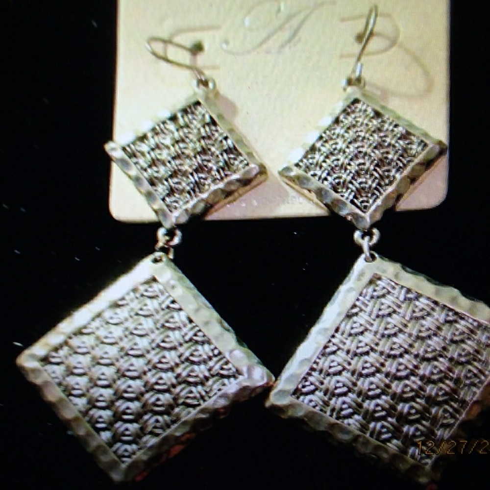 Da Vinci DANGLE EMBOSSED EARRINGS